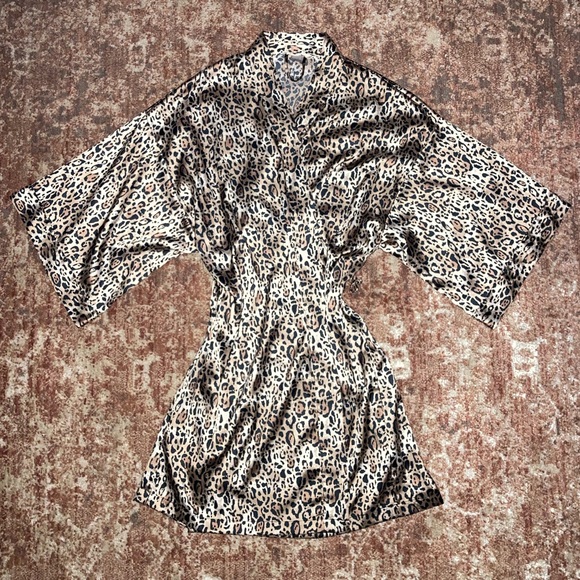 Cheetah Print Robe - Picture 2 of 4